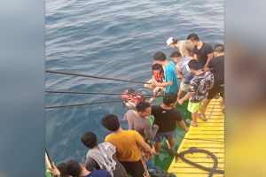 Barge sinks off Surigao Norte coast, 22 crewmen rescued