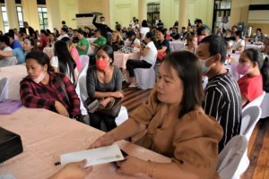 81 displaced Negrense migrant workers receive cash assistance