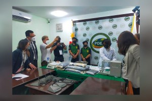 PAO, DOJ execs inspect P120-M shabu seized from African drug mule