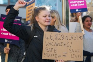 UK nurses’ union halts strikes as gov’t offers talks over pay