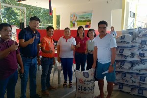 Add’l 2K Pampanga farmers receive free fertilizers from DA