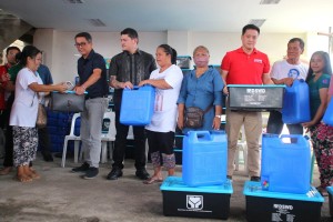 Gatchalian, Baste Duterte distribute aid to Davao fire victims