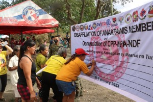 211 Anakpawis members, supporters pledge allegiance to gov't