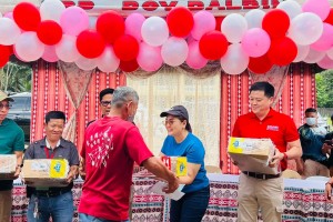 Gatchalian leads aid distribution for Davao Oro quake victims