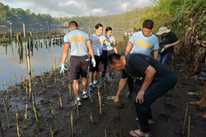 Ternate residents hail PNP for leading mangrove planting