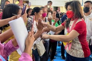 Imee Marcos distributes DSWD cash aid to women in Nueva Ecija