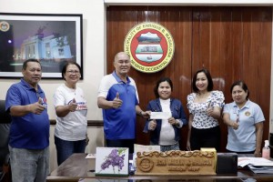 Displaced OFWs in NegOcc town get livelihood aid from OWWA