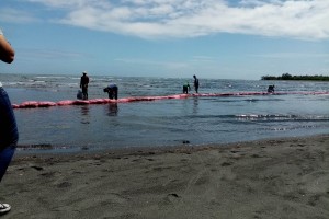 Calapan city gov't on alert as oil spill reaches shores