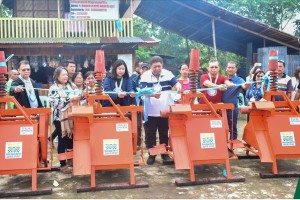 Agusan Norte town DAR beneficiaries get abaca stripping machines