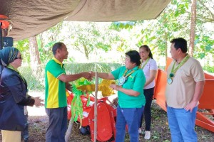 DAR extends P1.9-M tractor to NoCot farmers’ coop