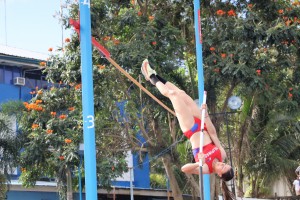 Pole vaulter Uy wins in comeback tourney