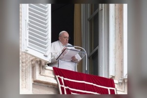 'Still alive' says pope as he leaves hospital