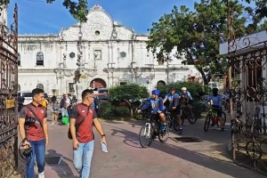 Cebu cops visit churches on Maundy Thursday