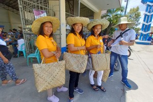  E. Samar town distributes 4K ‘bayong’ to reduce plastic use