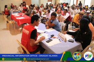 233 Dinagat residents get P700-K cash aid from DSWD