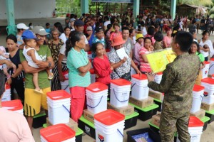 Ex-rebels, residents displaced by clashes receive aid in Negros