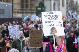 Thousands of teachers in England go on strike anew over pay hike