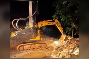 DPWH clears landslide-hit road in E. Samar