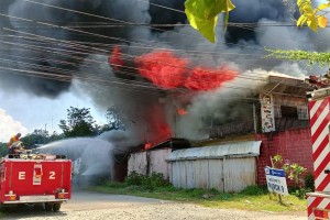 Man hurt, houses razed in Dumaguete blaze