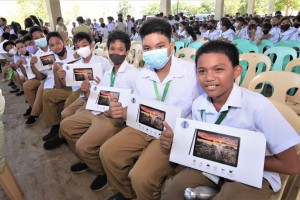 850 tablets distributed to Grade 7 students in Negros Occidental