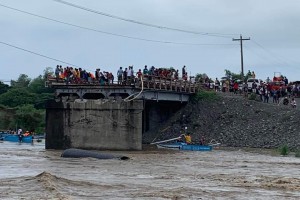 Fishing boats help stranded passengers cross Antique river