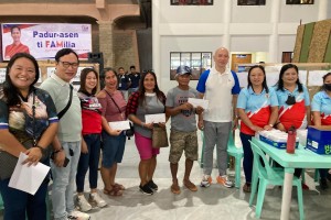 Nearly 1K TUPAD workers in Ilocos Norte town get payments