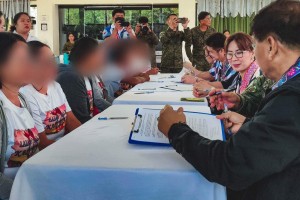 Samar gov’t, ex-rebels sign pact to end insurgency