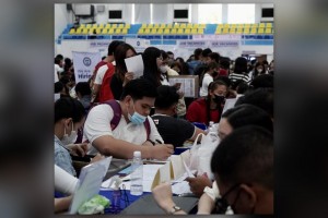 Thousands of applicants flock to C. Luzon job fairs amid rains