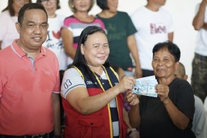 Close to 900 Mayon-affected families get P5K DSWD aid