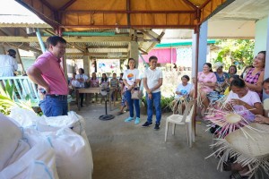 Sorsogon handicraft weavers get sack of rice from prov’l gov’t