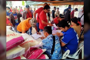 1.5K contract workers in Dumaguete receive rice subsidy