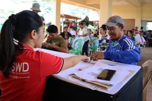 593 Agusan Sur residents get P2-M cash-for-work payments