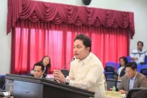 DOT chief has full support of Cebu execs amid slogan fuss