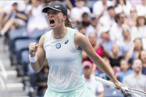 Top seed Swiatek beats Bencic, advances to Wimbledon Qfinals