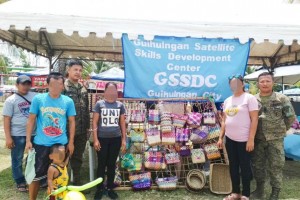 Ex-rebels, militias in Negros showcase handicrafts in agro-fair