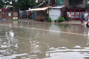 Strong winds, huge waves damage 30 houses in Iloilo City