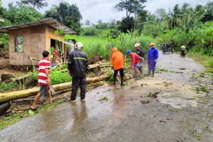 Clearing ops in Canlaon City up after strong winds, heavy rains