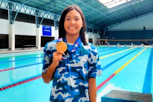 NCR wins elementary girls’ 200m freestyle relay gold medal