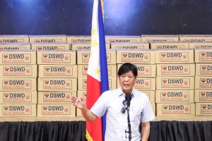 Marcos leads distribution of gov’t aid to Pampanga residents