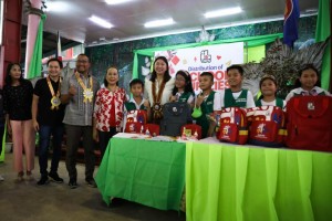 Taguig distributes school packages for public schools students