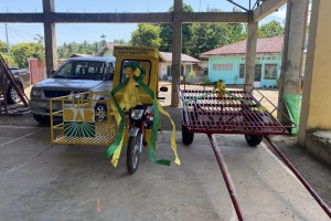 Camarines farmers get P238-K farm implements from DAR