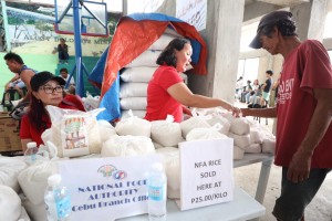 ‘Kadiwa ng Pangulo’ traders in Cebu get DSWD livelihood grant