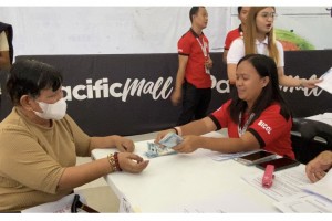 Small rice sellers in Albay say gov't cash aid helps sustain their biz