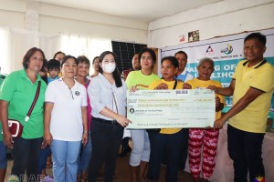 Farmers from 3 Bicol provinces get P1.7-M livelihood aid from DOLE