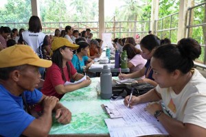 Hundreds of villagers in Albay town avail free gov't services