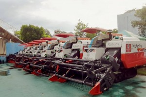 Negros farmers to get 17 brand new harvester-thresher units