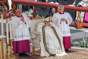 Pope opens Synod, says no to 'political calculations'