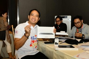 Taguig rewards over 6K teachers with tablets