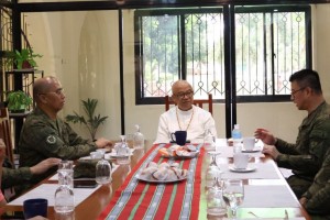 Army execs reach out to bishop for peace in Negros Island