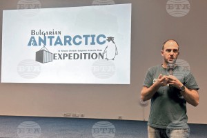 Antarctic expedition presents scientific projects on Livingston Island